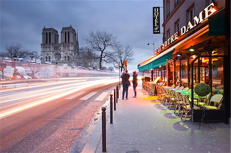 paris landmarks images - Tourists stop to photograph Notre Dame de Paris cathedral at dawn, Paris, France, Europe Foto de stock - Con derechos protegidos, Código: 841-06807828