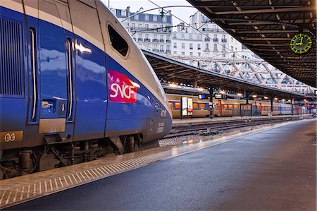 railway station platform - A TGV awaits departure at Gare de l'Est in Paris, France, Europe Photographie de stock - Rights-Managed, Code: 841-06807820