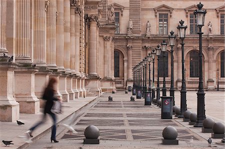 A woman walks through the Louvre Museum in Paris, France, Europe Stockbilder - Lizenzpflichtiges, Bildnummer: 841-06807843