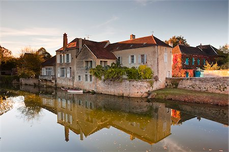 A house reflecting in the River Serein in the village of Noyers-sur-Serein, Yonne, Burgundy, France, Europe Foto de stock - Con derechos protegidos, Código: 841-06807894