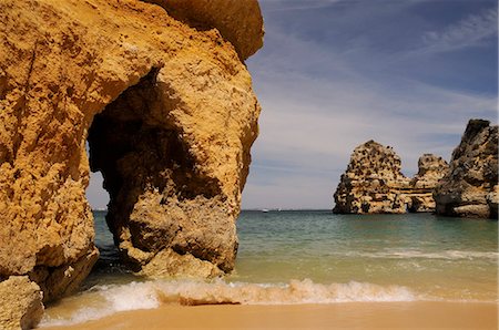 praia da camilo - Rock archways at Praia do Camilo (Camel beach), Lagos, Algarve, Portugal, Europe Foto de stock - Direito Controlado, Número: 841-06808120