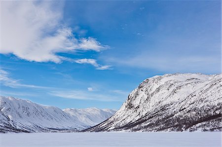 Mountains flank a frozen lake in Mosstrond, near the Hardanger Plateau, Norway, Scandinavia, Europe Stockbilder - Lizenzpflichtiges, Bildnummer: 841-07084172