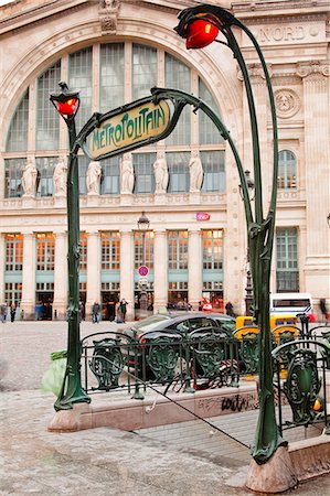 The art nouveau entrance to Gare du Nord metro station with the main railway station behind, Paris, France, Europe Photographie de stock - Rights-Managed, Code: 841-07084194