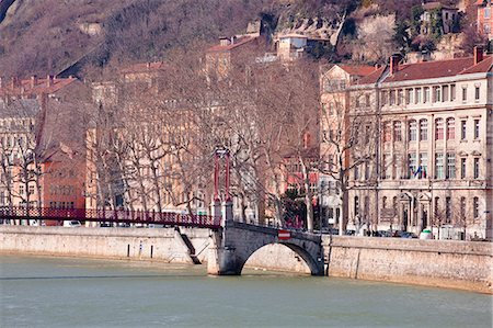 river saone - The Passerelle Saint Georges and the River Saone, Lyon, Rhone-Alpes, France, Europe . Foto de stock - Con derechos protegidos, Código: 841-07084219
