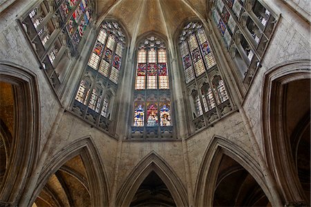 The beautiful stained glass above the choir in the Abbaye de la Trinite, Vendome, Loir-et-Cher, Centre, France, Europe Photographie de stock - Rights-Managed, Code: 841-07084232