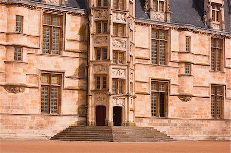 Palais Ducal de Nevers (Duke's Palace), castle dating from the 15th and 16th centuries and a historic monument, Nevers, Burgundy, France, Europe Foto de stock - Con derechos protegidos, Código: 841-07084251