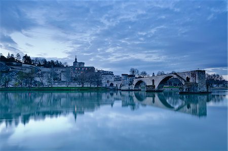 Saint-Benezet bridge dating from the 12th century, and the Palais des Papes, UNESCO World Heritage Site, across the Rhone river, Avignon, Vaucluse, France, Europe Photographie de stock - Rights-Managed, Code: 841-07084275