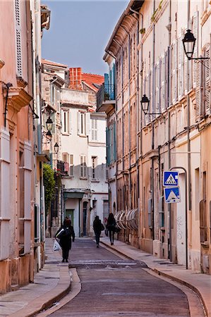 Street scene in the old part of the city of Avignon, Vaucluse, France, Europe Photographie de stock - Rights-Managed, Code: 841-07084278