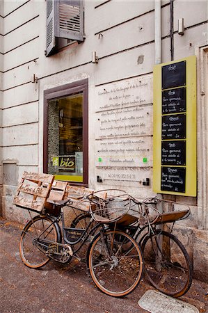 europe retail store - Old bicycles outside of a boulangerie, Avignon, Vaucluse, France, Europe Stock Photo - Rights-Managed, Code: 841-07084273