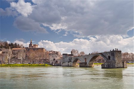 Saint-Benezet bridge dating from the 12th century, and the Palais des Papes, UNESCO World Heritage Site, across the Rhone river, Avignon, Vaucluse, France, Europe Photographie de stock - Rights-Managed, Code: 841-07084281