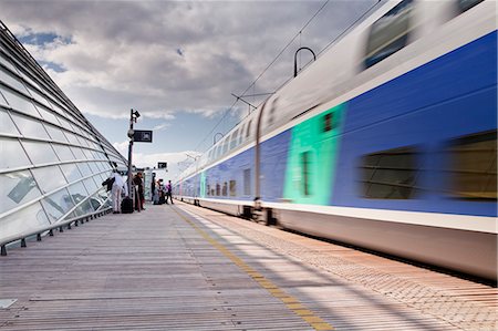 simsearch:841-07782990,k - A TGV pulls into the train station of Avignon TGV, Vaucluse, France, Europe Photographie de stock - Rights-Managed, Code: 841-07084282