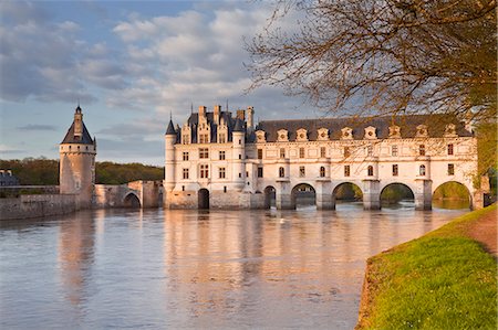 france architecture - The River Cher and Chateau Chenonceau lit up by the setting sun, Indre-et-Loire, Centre, France, Europe Photographie de stock - Rights-Managed, Code: 841-07084283