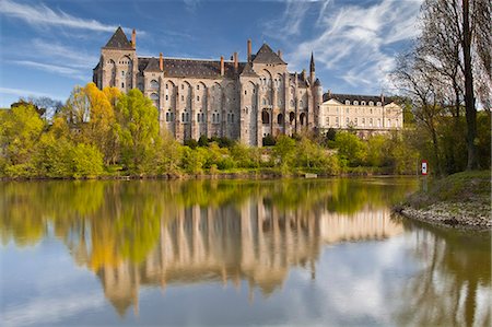 pays de la loire - The River Sarthe and the abbey at Solesmes, Sarthe, Pays de la Loire, France, Europe Foto de stock - Con derechos protegidos, Código: 841-07084290