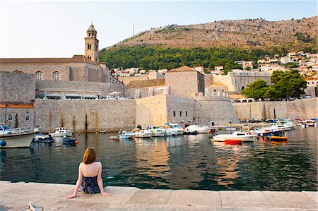 Tourist admiring Dominican Monastery, Dubrovnik Old Town, UNESCO World Heritage Site, Dubrovnik, Dalmatian Coast, Croatia, Europe Foto de stock - Con derechos protegidos, Código: 841-07080511