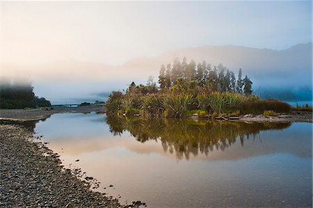 Misty Waitangitanoa River at sunrise, Westland National Park, UNESCO World Heritage Site, on the West Coast of South Island, New Zealand, Pacific Photographie de stock - Rights-Managed, Code: 841-07080607