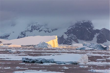 simsearch:841-07080793,k - Huge iceberg amongst sea ice near Petermann Island, western side of the Antarctic Peninsula, Southern Ocean, Polar Regions Photographie de stock - Rights-Managed, Code: 841-07080933