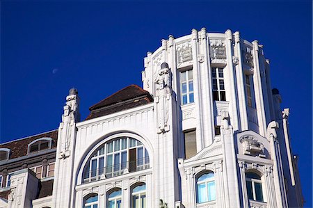 demi-lune - Art Deco Building on Vaci Utca, Budapest, Hungary, Europe Photographie de stock - Rights-Managed, Code: 841-07080971