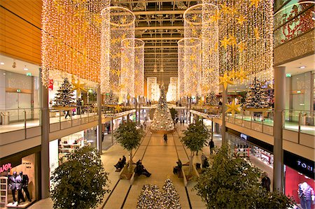 string of lights - Potsdamer Platz Arkaden, Berlin, Germany, Europe Photographie de stock - Rights-Managed, Code: 841-07081289