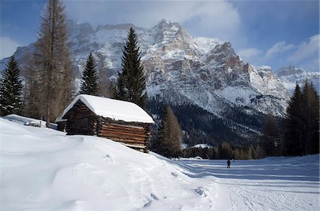 simsearch:6119-08062109,k - A snow covered wooden barn at the Alta Badia ski resort with Lavarella and Contourines mountains, Corvara, The Dolomites, South Tyrol, Italy, Europe Foto de stock - Con derechos protegidos, Código: 841-07081424