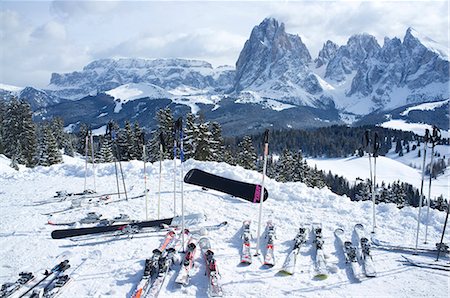 seiser alm - A snowy view of Sassolungo and Sassopiato Mountains behind the Alpe di Siusi ski resort in the Dolomites, South Tyrol, Italy, Europe Foto de stock - Con derechos protegidos, Código: 841-07081421