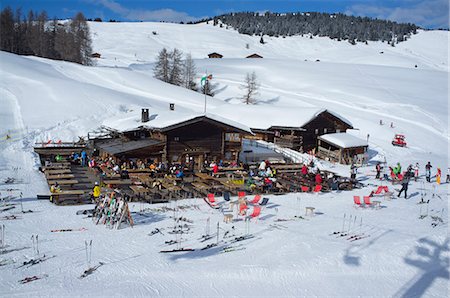 simsearch:841-07081436,k - An aerial view of a mountain restaurant in the Alpe di Suisi ski resort near the town of Ortisei in the Dolomites, South Tyrol, Italy, Europe Foto de stock - Con derechos protegidos, Código: 841-07081443