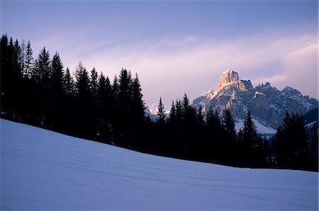 The last run, a view of Sassongher mountain at sunset from a piste at Alta Badia ski resort, Dolomites, South Tyrol, Italy, Europe Photographie de stock - Rights-Managed, Code: 841-07081456