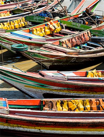 fiume ayeyarwady - Traditional ferry boats that cross the Irrawaddy River from Mawtin Jetty to Dalah Township, Yangon (Rangoon), Myanmar (Burma), Asia Fotografie stock - Rights-Managed, Codice: 841-07081592