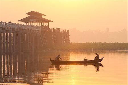 simsearch:841-06449372,k - Fishermen on Taungthaman Lake in dawn mist, near U Bein Bridge, Amarapura, near Mandalay, Myanmar (Burma), Asia Photographie de stock - Rights-Managed, Code: 841-07081630