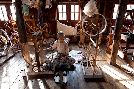 simsearch:841-07081657,k - Woman spinning silk in factory in In Phaw Khone village, Inle Lake, Myanmar (Burma), Southeast Asia Photographie de stock - Rights-Managed, Code: 841-07081652