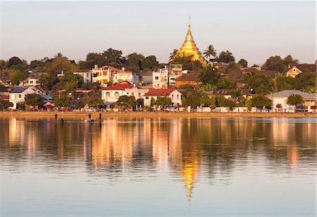 simsearch:878-07442720,k - View of Kengtung (Kyaingtong) looking across Naung Tung Lake towards the town and gilded stupa of Wat Jong Kham bathed in evening light, Kengtung, Shan State, Myanmar (Burma), Asia Stock Photo - Rights-Managed, Code: 841-07081668