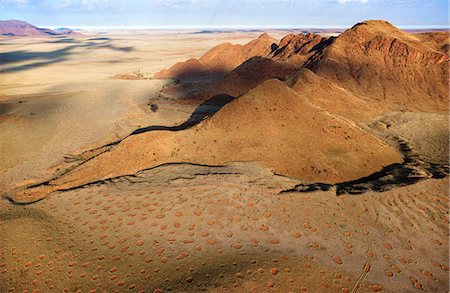 Aerial view from hot air balloon over magnificent desert landscape of sand dunes, mountains and Fairy Circles, Namib Rand game reserve Namib Naukluft Park, Namibia, Africa Foto de stock - Con derechos protegidos, Código: 841-07081749