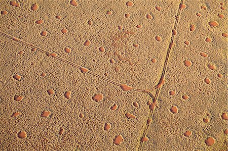 desert view from above - Aerial view from hot air balloon of sand road cutting across desert landscape covered in Fairy Circles, Namib Rand game reserve Namib Naukluft Park, Namibia, Africa Foto de stock - Con derechos protegidos, Código: 841-07081742