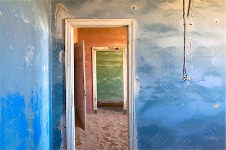 Interior of building slowly being consumed by the sands of the Namib Desert in the abandoned former German diamond mining town of Kolmanskop, Forbidden Diamond Area near Luderitz, Namibia, Africa Foto de stock - Direito Controlado, Número: 841-07081757