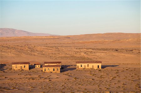 désert de namibie - Buildings in the abandoned former German diamond mining town of Kolmanskop on the edge of the Namib Desert, Forbidden Diamond Area near Luderitz, Namibia Photographie de stock - Rights-Managed, Code: 841-07081763
