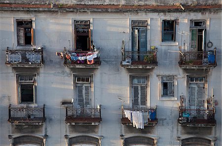 dégradation - Balconies of a dilapidated apartment building, Havana Centro, Cuba Photographie de stock - Rights-Managed, Code: 841-07081793