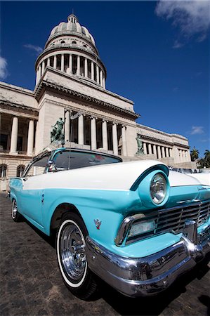 Blue vintage American car parked opposite The Capitolio, Havana Centro, Havana, Cuba, West Indies, Central America Foto de stock - Con derechos protegidos, Código: 841-07081805