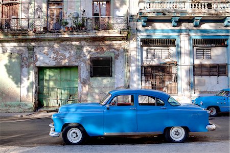 simsearch:841-09055153,k - Blue vintage American car parked on a street in Havana Centro, Havana, Cuba, West Indies, Central America Photographie de stock - Rights-Managed, Code: 841-07081802