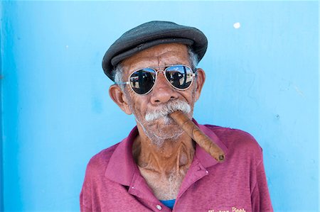 Old man wearing sunglasses and flat cap, smoking big Cuban cigar, Vinales, Pinar Del Rio Province, Cuba, West Indies, Central America Stockbilder - Lizenzpflichtiges, Bildnummer: 841-07081820