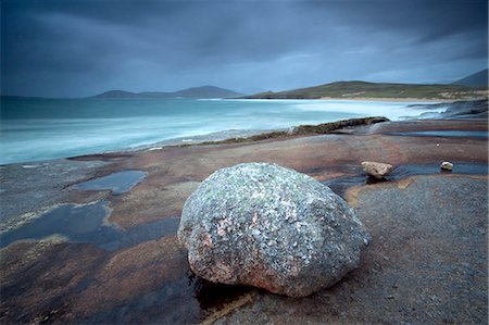 rocher - Large erratic boulder on the rocky coastline at Scarista with a view over the sand towards the hills of Taransay, Scarista, Isle of Harris, Outer Hebrides, Scotland, United Kingdom, Europe Photographie de stock - Rights-Managed, Code: 841-07081855