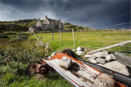 Abandoned croft beneath a stormy sky in the township of Manish on the east coast of The Isle of Harris, Outer Hebrides, Scotland Fotografie stock - Rights-Managed, Codice: 841-07081860