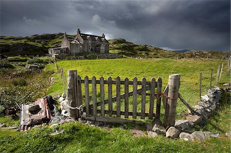 scenic scotland - Abandoned croft beneath a stormy sky in the township of Manish on the east coast of The Isle of Harris, Outer Hebrides, Scotland Foto de stock - Con derechos protegidos, Código: 841-07081862