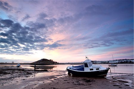 Winter sunrise on the Aln Estuary looking towards Church Hill with boats moored and reflections in the calm water, Alnmouth, near Alnwick, Northumberland, England, United Kingdom, Europe Foto de stock - Con derechos protegidos, Código: 841-07081875