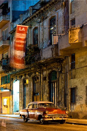 simsearch:841-06343045,k - Street scene at night lit by artificial lighting with vintage American car and fluttering revolutionary banner, Havana Centro, Havana, Cuba, West Indies, Central America Photographie de stock - Rights-Managed, Code: 841-07081882