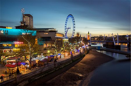 Christmas market is on the South Bank with Big Ben, Houses of Parliament and London Eye at dusk behind, London, England, United Kingdom, Europe Foto de stock - Direito Controlado, Número: 841-07081893