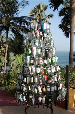 Christmas tree made out of bottles, Ngala Lodge, situated between the resorts of Bakau and Fajara, near Banjul, Gambia, West Africa, Africa Photographie de stock - Rights-Managed, Code: 841-07081932