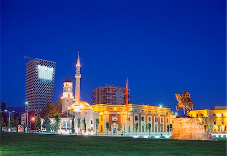 simsearch:6119-07452959,k - Equestrian statue of Skanderbeg, Tirana, Albania, Europe Foto de stock - Direito Controlado, Número: 841-07082072