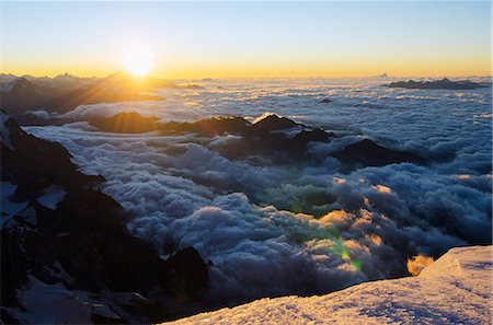 simsearch:841-02918756,k - Sunrise from summit of Mont Blanc, 4810m, Haute-Savoie, French Alps, France, Europe Photographie de stock - Rights-Managed, Code: 841-07082137