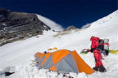 simsearch:841-07082171,k - Camp 3 at 7100m on the Lhotse Face, Mount Everest, Solu Khumbu Everest Region, Sagarmatha National Park, UNESCO World Heritage Site, Nepal, Himalayas, Asia Photographie de stock - Rights-Managed, Code: 841-07082236