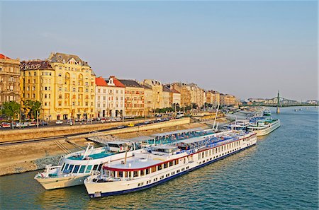 simsearch:841-07083147,k - Cruise boats on River Danube, Banks of the Danube, UNESCO World Heritage Site, Budapest, Hungary, Europe Photographie de stock - Rights-Managed, Code: 841-07082331