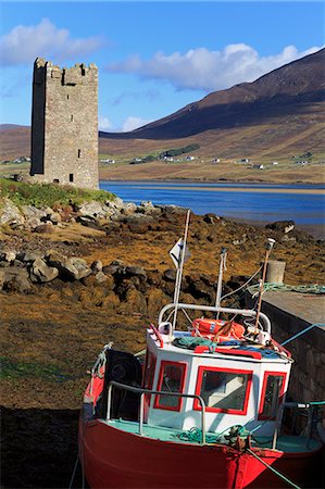 Kildownet Castle and fishing boat on Achill Island, County Mayo, Connaught (Connacht), Republic of Ireland, Europe Stockbilder - Lizenzpflichtiges, Bildnummer: 841-07082553